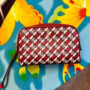 Tory Burch zipper pouch. In GREAT used condition!